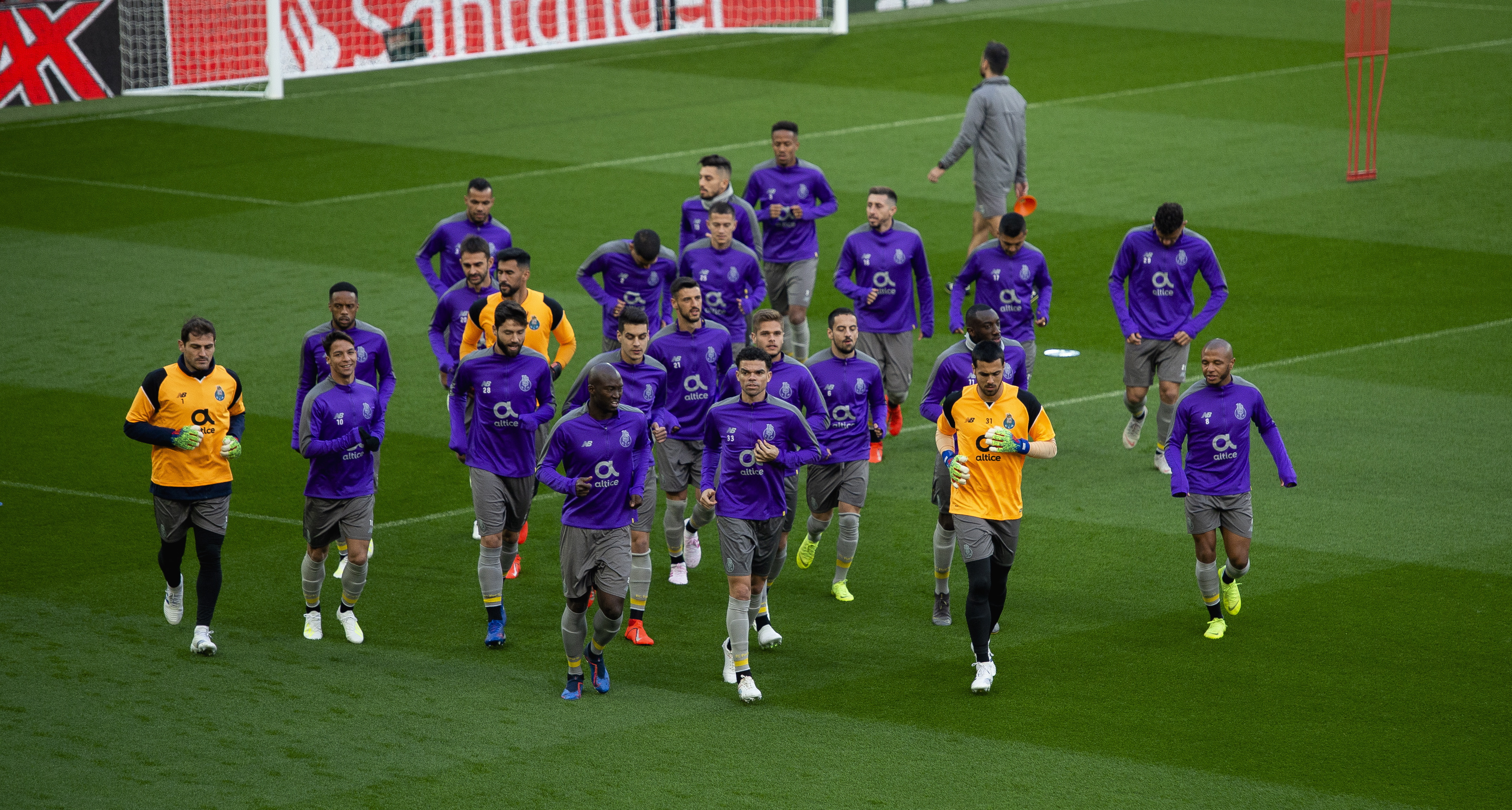 安博体育-包含离谱！深圳男篮再遭质疑备战欧冠TheShy与50激战老鹰分钟，阿斯顿维拉围绕欧冠远射贴柱的词条